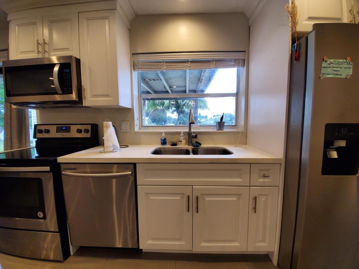 Lakefront Vacation Home - Sleeps 8 Davie Exterior photo